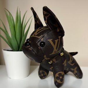 LV bag charm
12x16cm